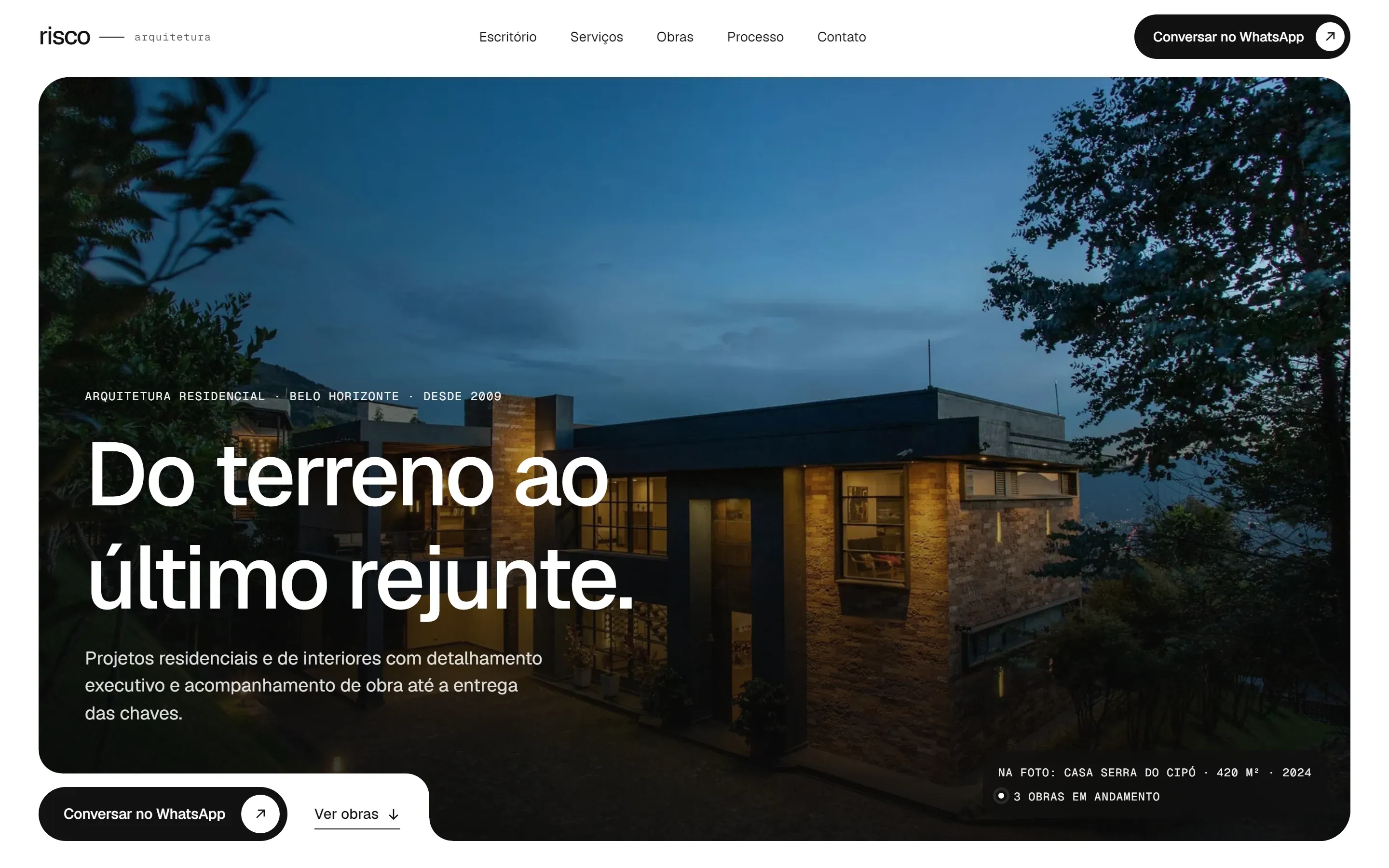 Página inicial do site Risco Arquitetura: residência iluminada ao entardecer e o título “Do terreno ao último rejunte.”