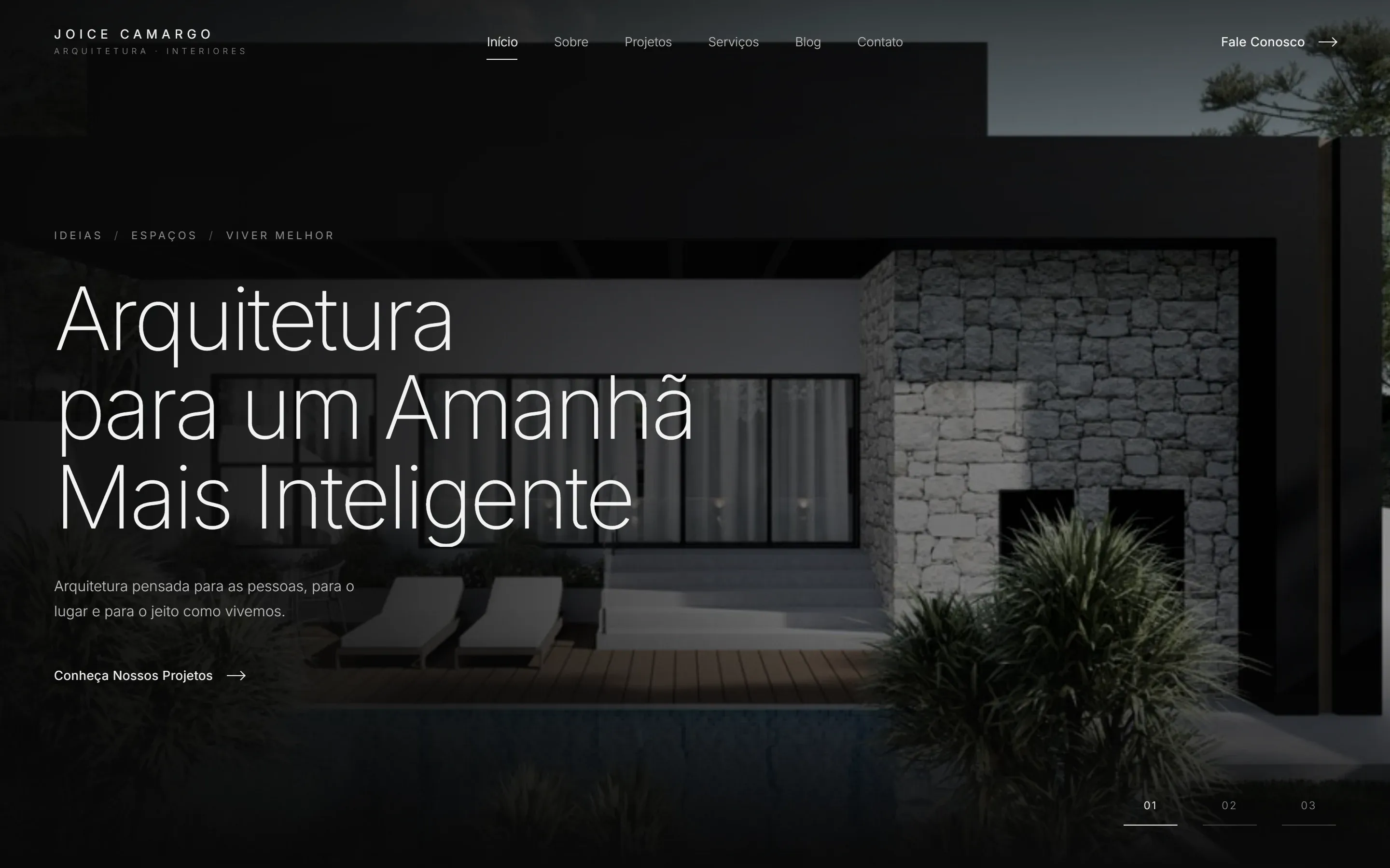 Página inicial do site Joice Camargo Arquitetura: fachada de pedra à noite e o título “Arquitetura para um Amanhã Mais Inteligente”.